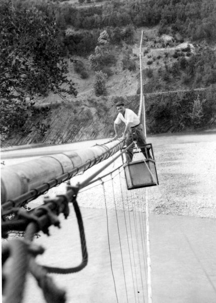 Γέφυρα του “Πουρνιά” στο αυλάκι Λέυκας-Τραπεζακίου (1960). Δεξιά ο Χαρίλαος Μουλιανίτης (εργολάβος).