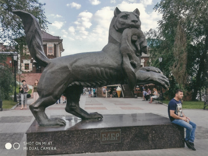 ΙΡΚΟΥΤΣΚ. Τίγρις που κατασπαράσει σκιουράκι. Σύμβολο της ρωσικής δύναμης που εκμεταλλεύτηκε τα ζώα για το εμπόριο γούνας.
