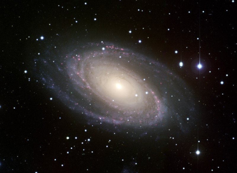 Ο Σπειροειδής γαλαξίας Messier 81. Λίγο μεγαλύτερος από τον δικό μας. Περιέχει 250 δισεκατομμύρια αστέρια.
