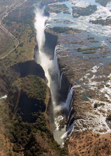 Το βάραθρο ύψους 100μ. που πέφτουν τα νερά του Ζαμβέζη για τον σχηματισμό των καταρρακτών Βικτωρίας
