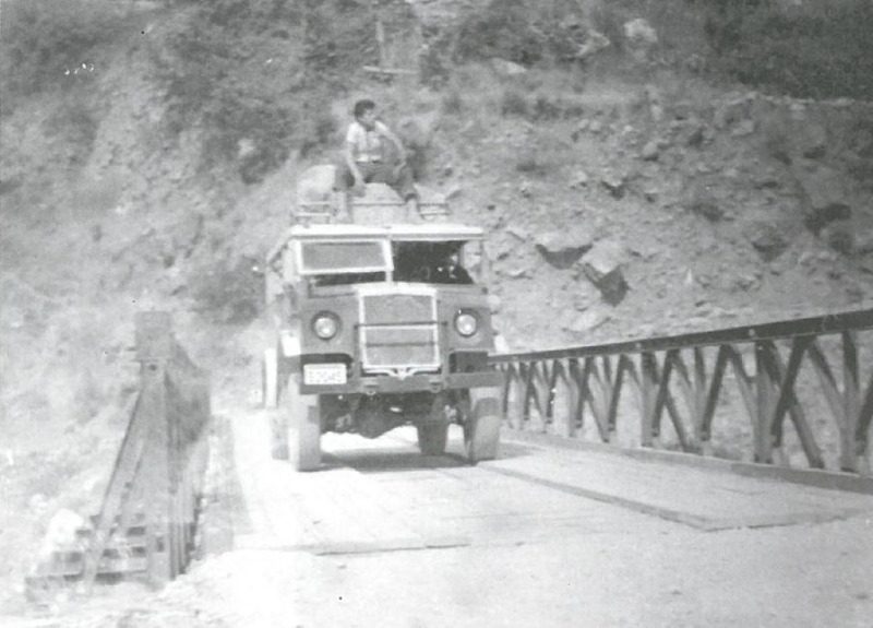 Το αυτοκίνητο που γινόταν η συγκοινωνία με τα ορεινά (καρνάβαλος) με επιβάτη στο καπό στη γέφυρα Καλεντίνης