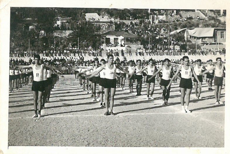 Β΄ Γυμνάσιο Άρτας (περί το 1960). Γυμναστικές επιδείξεις στο γήπεδο με φόντο την Βαλαώρα