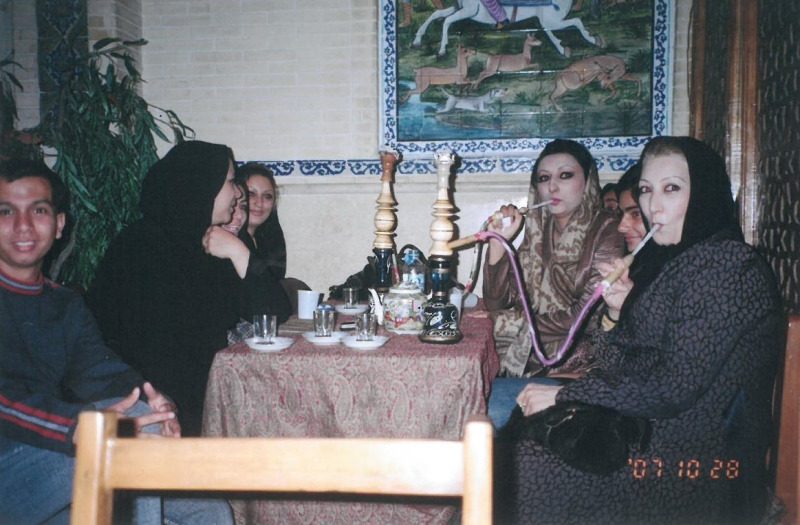 Τεχεράνη. Σε καφενείο με γυναίκες να παίρνουν τον καφέ τους και να καπνίζουν