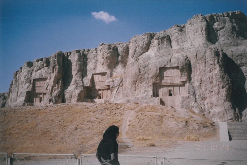 Περσέπολη. Οι τάφοι των βασιλέων Δαρείου, Ξέρξη, Αρταξέρξη σε κατακόρυφο βράχο